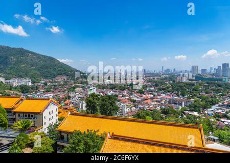 Blick über die Skyline von George Town vom Kek Lok Si Tempel, einem buddhistischen Tempel in Air ITAM, Penang, Malaysia Stockfoto