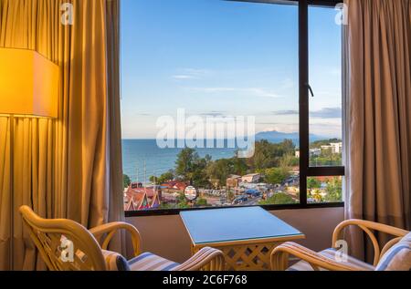 Blick über den Strand von Batu Ferringhi vom Holiday Inn Resort, George Town, Penang, Malaysia Stockfoto