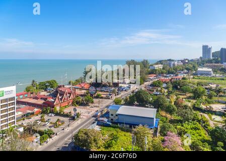 Blick über den Strand von Batu Ferringhi vom Holiday Inn Resort, George Town, Penang, Malaysia Stockfoto