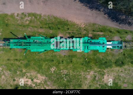 KRASNOFLOTSK, RUSSLAND -06. JUNI 2019: Draufsicht auf die 305-mm-Artillerie-Eisenbahnkanone TM-3-12. Festung „Krasnaja Gorka“ (Alekseewski), Leningrad Gebiet Stockfoto