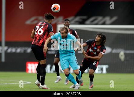 Tottenham Hotspur's Harry Kane (Mitte) kämpft um den Ball Bournemouth's Lloyd Kelly (links) und Nathan Ake während des Premier League Spiels im Vitality Stadium, Bournemouth. Stockfoto