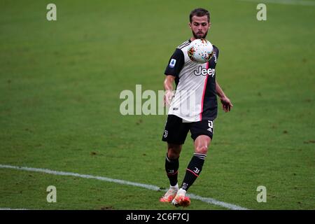 Mailand (Italien) - 07. Juli 2020. Italienische Serie A. Miralem Pjanic von Juventus FC in Aktion während der Serie A Spiel zwischen AC Mailand und Juventus FC. Stockfoto