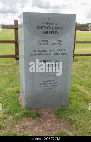 Gedenkstein für Smiths Lawn Airfield, einen Flugplatz aus dem Zweiten Weltkrieg, der jetzt Heimat des Guards Polo Club, Smiths Lawn, Windsor Great Park, Großbritannien ist Stockfoto