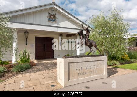 Der Haupteingang zum Guards Polo Club, Smiths Lawn, Windsor Great Park, Großbritannien Stockfoto