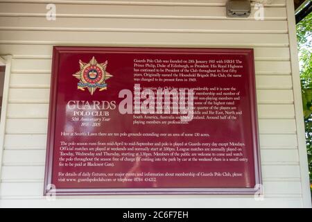 Plakette mit der Geschichte des Guards Polo Club (am Haupteingang), Smiths Lawn, Windsor Great Park, Großbritannien Stockfoto