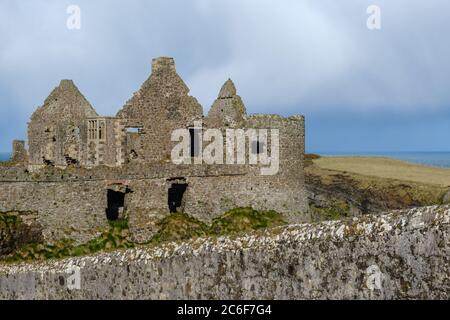 Die Ruinen von Dunluce Castle in Dunluce bei Portrush in der Grafschaft Antrim, Nordirland. Dunluce wurde in der TV-Serie Game of Thrones als Ort verwendet Stockfoto