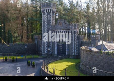 Der große Eingang, Shane's Castle in Randalstown in Co. Antrim. Das Schloss wurde als Drehort in der TV-Serie Game of Thrones genutzt Stockfoto