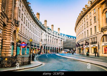 Regent Street, Zentrum von London mit U-Bahn-Eingang Piccadilly. Keine Leute und nur ein paar Autos, die am frühen Morgen genommen. Stockfoto