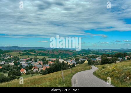 Blick vom Wachberg über das Saupsdorf Dorf in der Sächsischen Schweiz Stockfoto