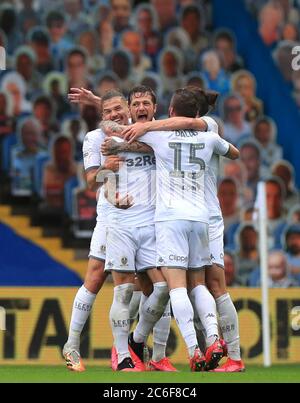 Leeds United's Liam Cooper (Mitte) feiert das dritte Tor seiner Mannschaft mit Teamkollegen während des Sky Bet Championship-Spiels in der Elland Road, Leeds. Stockfoto