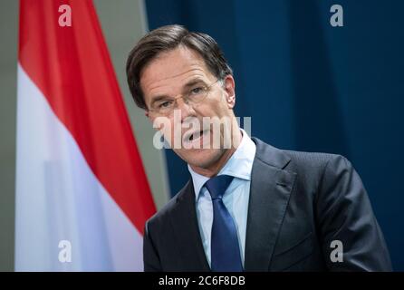 Berlin, Deutschland. Juli 2020. Mark Rutte, Ministerpräsident der Niederlande, spricht vor ihrem Interview im Bundeskanzleramt bei einer Pressekonferenz mit Bundeskanzlerin Merkel. Quelle: Bernd von Jutrczenka/dpa Pool/dpa/Alamy Live News Stockfoto