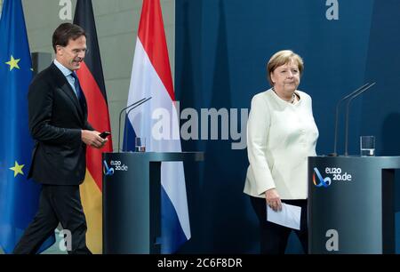 Berlin, Deutschland. Juli 2020. Bundeskanzlerin Angela Merkel (r, CDU) und Mark Rutte, Ministerpräsident der Niederlande, kommen vor ihrem Treffen im Bundeskanzleramt zu einer Pressekonferenz. Quelle: Bernd von Jutrczenka/dpa Pool/dpa/Alamy Live News Stockfoto