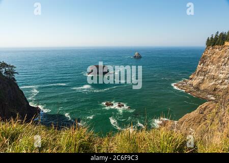 Landschaftlich schöner Blick auf Sea Stacks entlang der zerklüfteten Küste nahe Cape Meares in Oregon Stockfoto