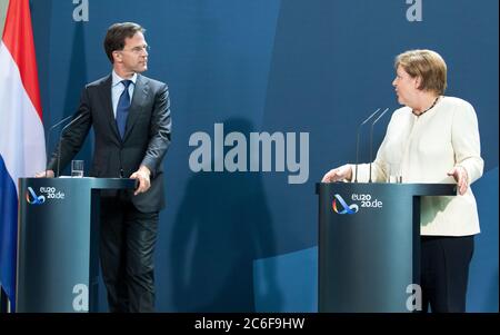 Berlin, Deutschland. Juli 2020. Bundeskanzlerin Angela Merkel (r, CDU) und Mark Rutte, Ministerpräsident der Niederlande, sprechen vor ihrem Treffen im Bundeskanzleramt auf einer Pressekonferenz. Quelle: Bernd von Jutrczenka/dpa Pool/dpa/Alamy Live News Stockfoto