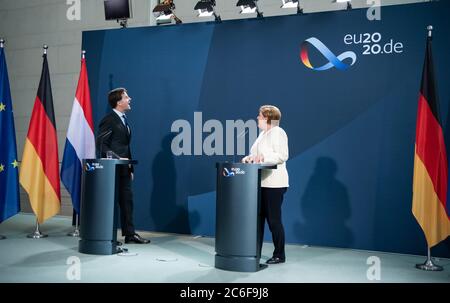 Berlin, Deutschland. Juli 2020. Bundeskanzlerin Angela Merkel (r, CDU) und Mark Rutte, Ministerpräsident der Niederlande, sprechen vor ihrem Treffen im Bundeskanzleramt auf einer Pressekonferenz. Quelle: Bernd von Jutrczenka/dpa Pool/dpa/Alamy Live News Stockfoto