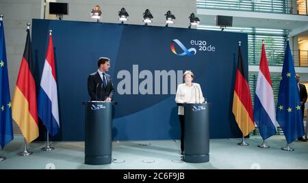 Berlin, Deutschland. Juli 2020. Bundeskanzlerin Angela Merkel (r, CDU) und Mark Rutte, Ministerpräsident der Niederlande, sprechen vor ihrem Treffen im Bundeskanzleramt auf einer Pressekonferenz. Quelle: Bernd von Jutrczenka/dpa Pool/dpa/Alamy Live News Stockfoto