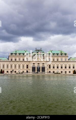 Wien, Österreich - 6. März 2017: Blick auf einen Brunnen und das Schloss Belvedere Stockfoto