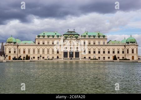 Wien, Österreich - 6. März 2017: Blick auf einen Brunnen und das Schloss Belvedere Stockfoto