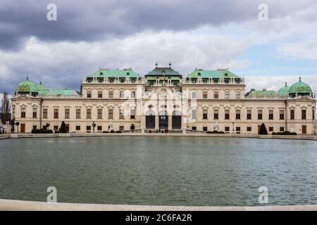 Wien, Österreich - 6. März 2017: Blick auf einen Brunnen und das Schloss Belvedere Stockfoto