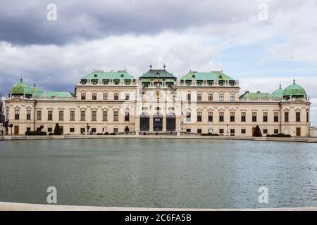 Wien, Österreich - 6. März 2017: Blick auf einen Brunnen und das Schloss Belvedere Stockfoto