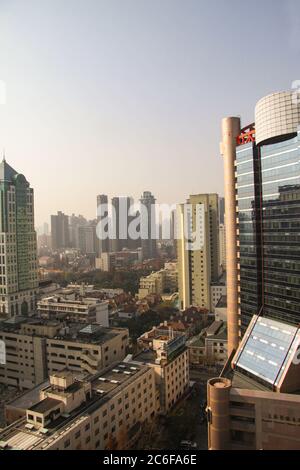 Shanghai Skyline von oben mit Hochhäusern und blauem Himmel. Shanghai, China - 30. Dezember 2014. Stockfoto