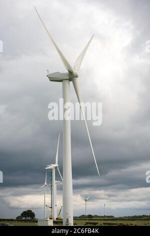 Larkhall, Schottland, Großbritannien. Juli 2020. Im Bild: Eine riesige Windkraftanlage steht ein paar hundert Meter hoch, während ihre Klingen auf dem Boden liegen bereit, befestigt werden. Grüne Energie ist ein großes Geschäft, und wenn Großbritannien seine Ziele für erneuerbare Energien archivieren soll, müssen mehr Windenergieanlagen an Land und auf See gebaut werden. Quelle: Colin Fisher/Alamy Live News Stockfoto