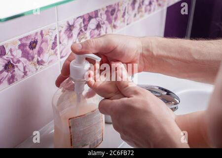 Kind wäscht Hände in Waschbecken. Wasserstrahl aus dem Wasserhahn. Desinfektion der Hände mit Wasser. Virenschutz. Konzept der Händewaschen, Hygiene. Coronavirus c Stockfoto