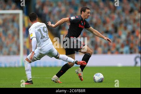 James Chester von Stoke City (rechts) und Pablo Hernandez von Leeds United (links) kämpfen während des Sky Bet Championship-Spiels in der Elland Road, Leeds, um den Ball. Stockfoto