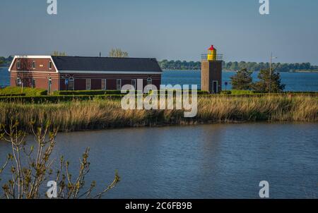 Leuchtturm von Willemstad, Nordbrabant, Niederlande. Erbaut 1947, dient heute als Mini-Museum Stockfoto