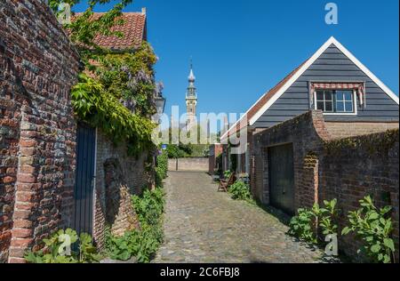 Malerische Straße mit Rathaus in Veere, beliebtes Urlaubsziel in der Provinz Zeeland, Niederlande Stockfoto