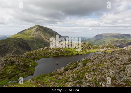 Blick über High Crag vom Summit Cairn auf Haystacks Stockfoto