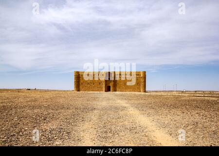 Qasr al Kharana - alte Wohnwagenstation für Geschäftsreisende auf der Handelsroute in der Wüste, Jordanien Stockfoto