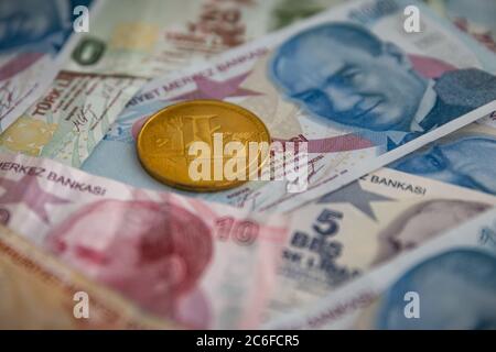 Bündel von verschiedenen türkischen Lira Banknoten und Litecoin Stockfoto