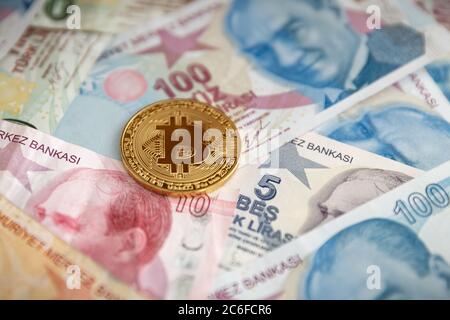 Bündel von verschiedenen türkischen Lira Banknoten und Bitcoin Stockfoto