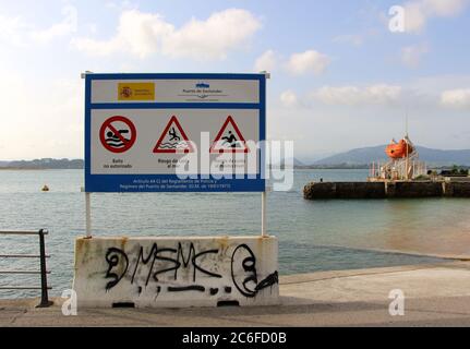 Leuchtend orange stillgelegte Kapsel Leben Boot in einem weißen Startrahmen neben der Bucht in Santander Cantabria Spanien aufgehängt Stockfoto