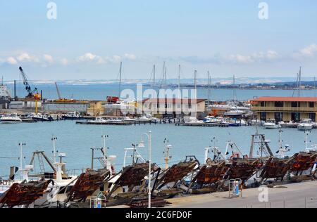 Termoli, Molise, Italien -08-29-2022- der alte Hafen mit Fischerbooten, die am Pier ankern. Stockfoto