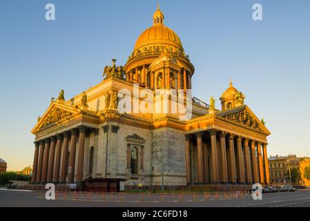 Die Isaakskathedrale in der Nähe an einem sonnigen Junimorgen. Sankt Petersburg, Russland Stockfoto