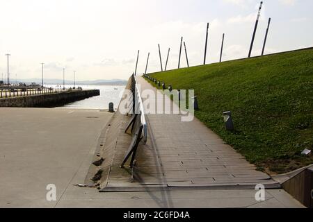 La Duna de Zaera die Düne von Zaera vom Architekten Alejandro Zaera EIN Sitzbereich, der für die Segelweltmeisterschaft 2014 in der Bucht von Santander gebaut wurde Stockfoto