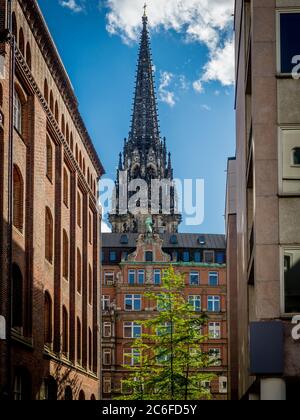 Beliebtes gotisches Wahrzeichen im Frühling in der Hamburger Altstadt (mahnmal st. nikolai) Stockfoto