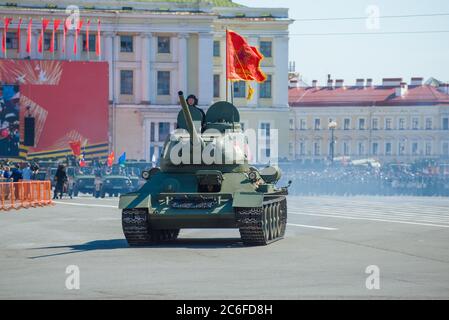 ST. PETERSBURG, RUSSLAND - 24. JUNI 2020: Sowjetischer Panzer Т-34 auf der Militärparade zu Ehren des Siegestages. St. Petersburg Stockfoto