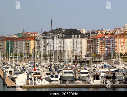 Die Marina in Santander Cantabria Spanien an einem sonnigen Sommer Morgen Stockfoto