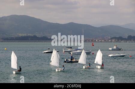 Kurs in Bearbeitung Segelschule in der Bucht von Santander Spanien mit der Marina hinter Centro especializado De Alto Rendimiento De Vela Príncipe Fipee Stockfoto