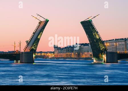 Blick auf die geschiedene Palastbrücke am frühen Junimorgen. Sankt Petersburg, Russland Stockfoto