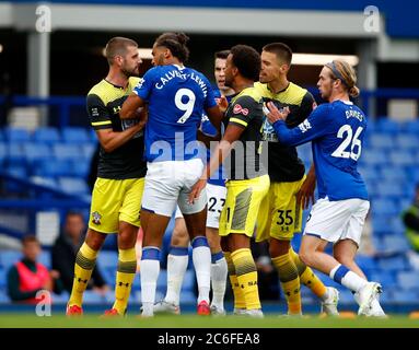 Evertons Dominic Calvert-Lewin (links) und Tom Davies (26) treten beim Premier League-Spiel im Goodison Park, Liverpool, mit Southampton's Jack Stephens (links) in einen Streit ein. Stockfoto