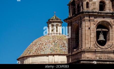 Glockenturm und Kuppel mit Mosaik der Kirche der Gesellschaft Jesu in Cusco Peru. Stockfoto