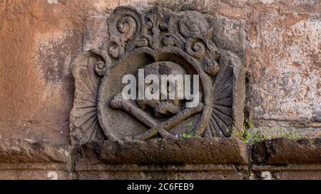 Ornament mit Totenkopf und Kreuzknochen über der Kammer der alten religiösen Inquisition in der kathedrale von cusco in peru. Stockfoto