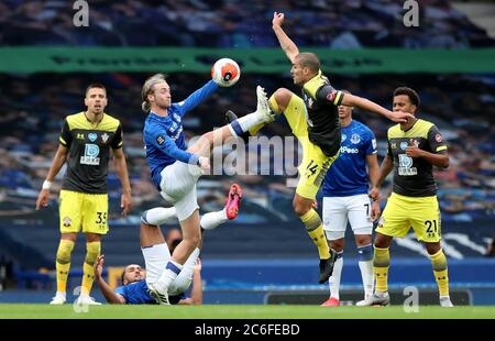 Everton ist Tom Davies (links) und Southampton Oriol Romeu Kampf um den Ball während der Premier League Spiel im Goodison Park, Liverpool. Stockfoto