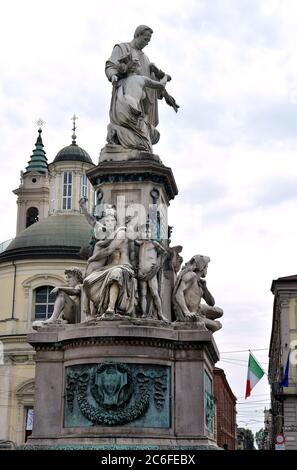 Turin, Piemont/Italien -04/20/2019 - die Statue des italienischen Politikers Camillo Cavour im Carlo Emanuele II Square, auch genannt Carlina. Stockfoto