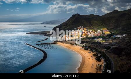 Blick mit bedrohlicher Wolkenlandschaft vor einem Sturm über den künstlichen Strand playa de las teresitas in der Nähe des bunt bemalten Dorfes san andres Stockfoto