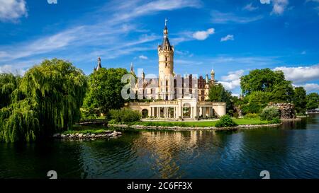 seesicht auf das beliebte schweriner Schloss der Sitz des Landesamtes in mecklenburg-vorpommern vor blauem Himmel mit Wolken Stockfoto